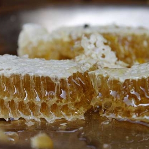 蜂巢蜜的正确吃法及禁忌人群