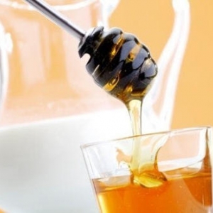 牛奶加蜂蜜能喝吗？牛奶加蜂蜜有什么功效？