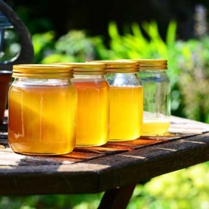 什么蜂蜜才是好蜂蜜？两个点，一是由花蜜酿成，二是完全酿成熟！