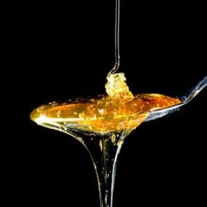 空腹喝蜂蜜水能治便秘吗？